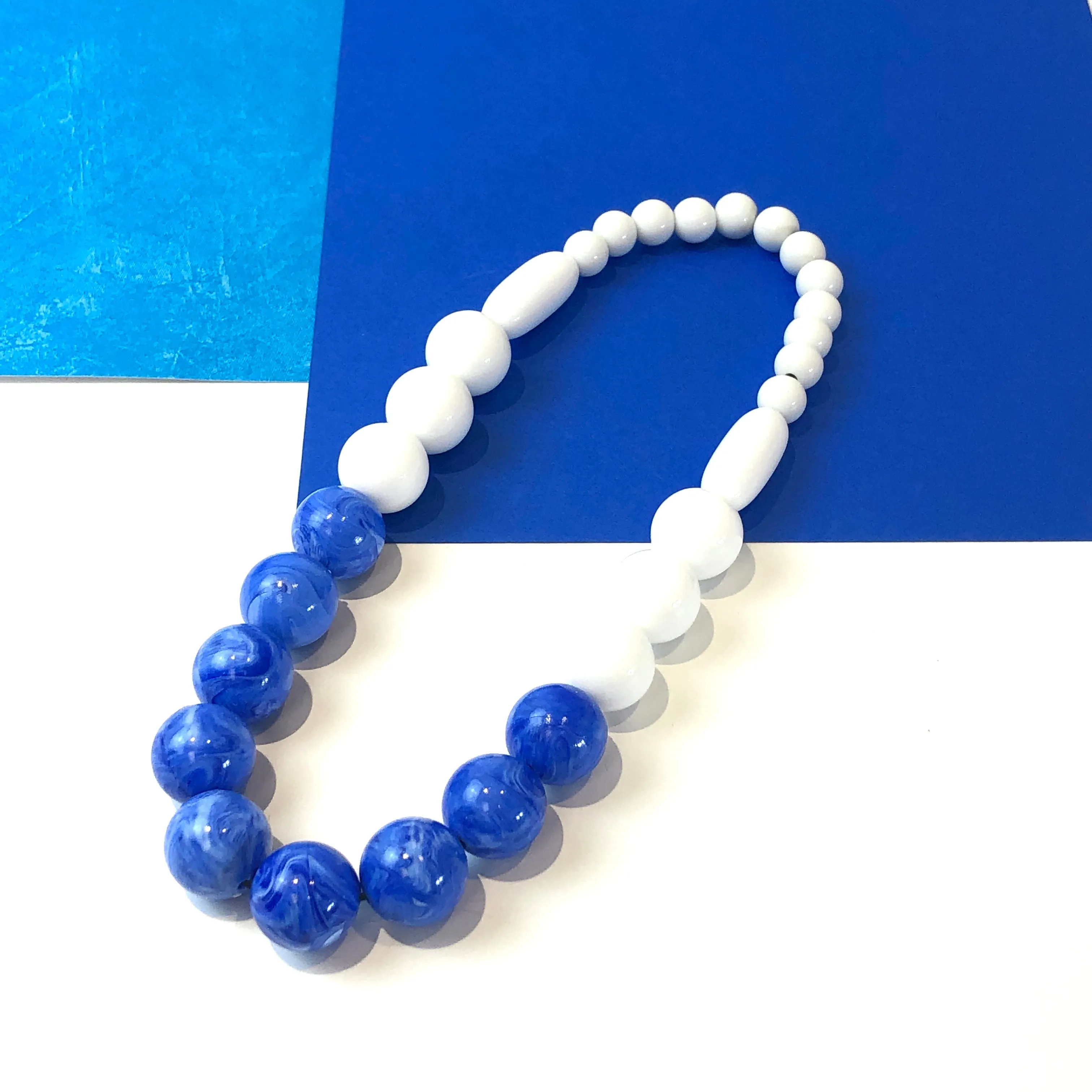 Deep Periwinkle & White Lucite Stretch Bauble Necklace - Shortie