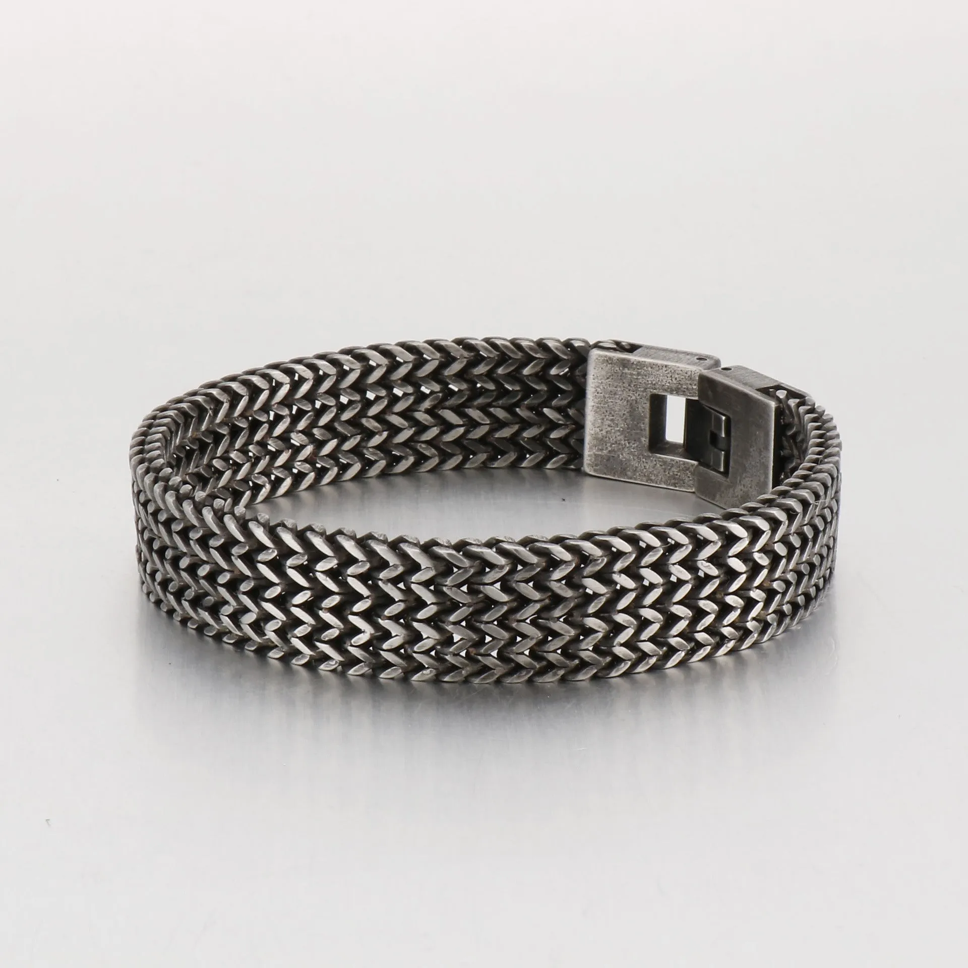 Stylish Personalized Titanium Steel Men's Bracelet with Unique Fish Scale Design for Trendy Appeal