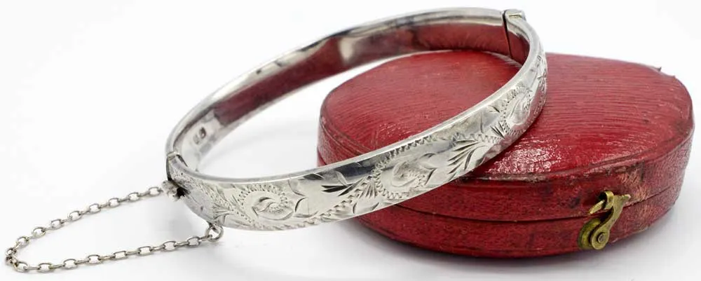 Vintage silver bracelet / bangle with foliate engraving